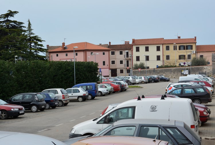 Za parkiralište u ulici San Rocco vrijedi poseban režim naplate ljeti (D. MEMEDOVIĆ)