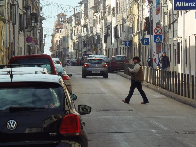 Uskoro kraj slobodnom parkiranju u Trgovačkoj ulici u Vodnjanu (Z. STRAHINJA)