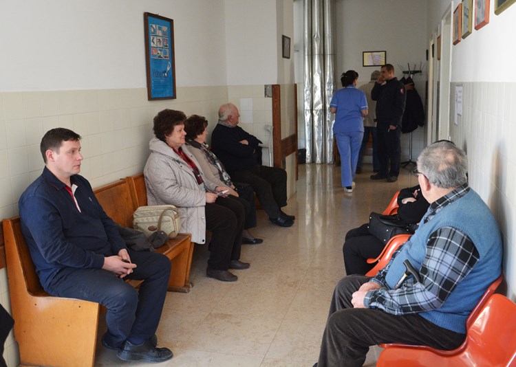 U pulskoj bolnici među najduljim su čekanjima oni za pregled oftamologa, pa su stoga uvedeni prekovremeni u toj ambulanti