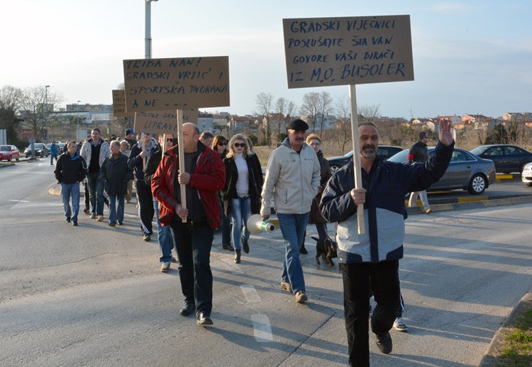Prosvjed građana protiv gradnje Islamskog centra u Valmadama (D. MEMEDOVIĆ)