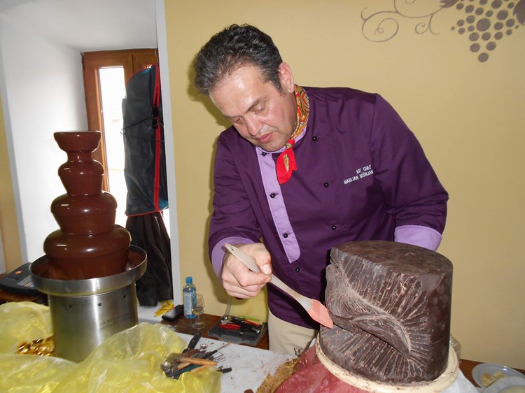Marijan Bošnjak rezbari pticu u masivnom čokoladnom bloku (Davor ŠIŠOVIĆ) 