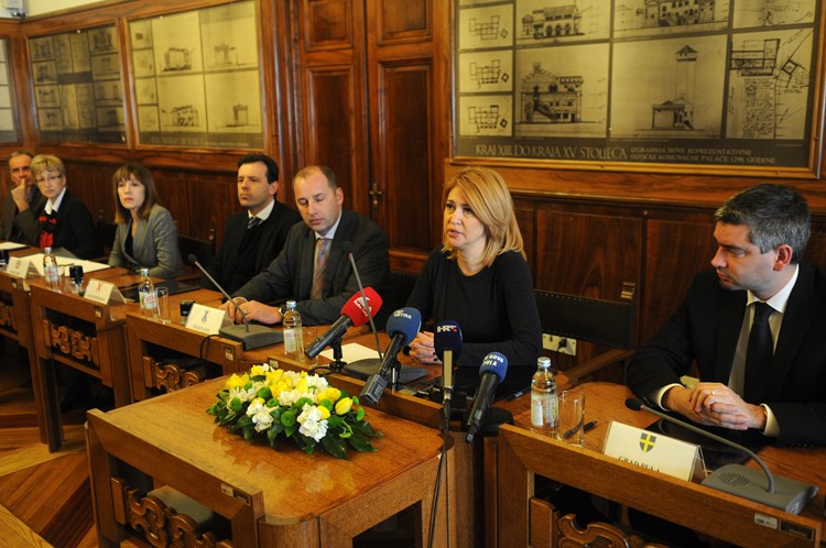 Ministrica Milanka Opačić i istarski gradonačelnici potpisali su sporazum o otpisu dugova (D. ŠTIFANIĆ)