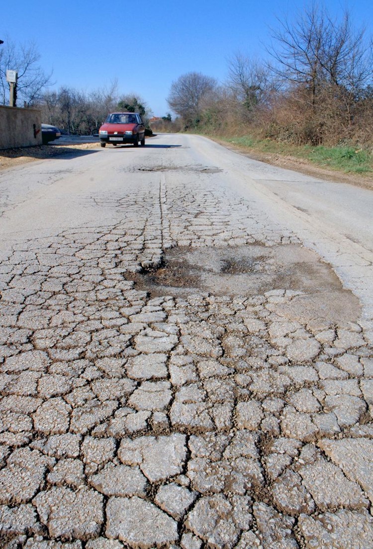 Na  kilometara županijskih cesta stanje je jako loše (M. MIJOŠEK)