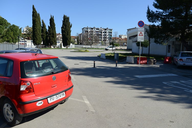 Stupićima spriječen ulazak na parkiralište talijanske osnovne škole (M. ANGELINI)