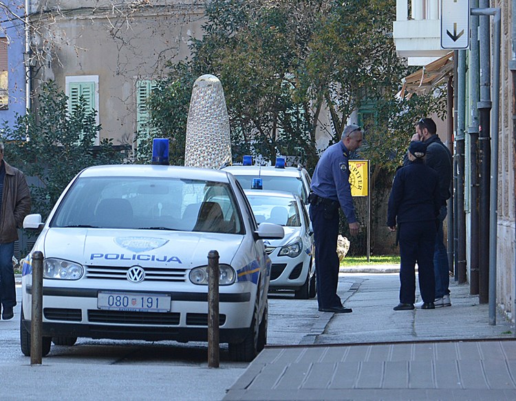 Policija ispred Škole za ugostiteljstvo, turizam i trgovinu u Puli (D. MEMEDOVIĆ)