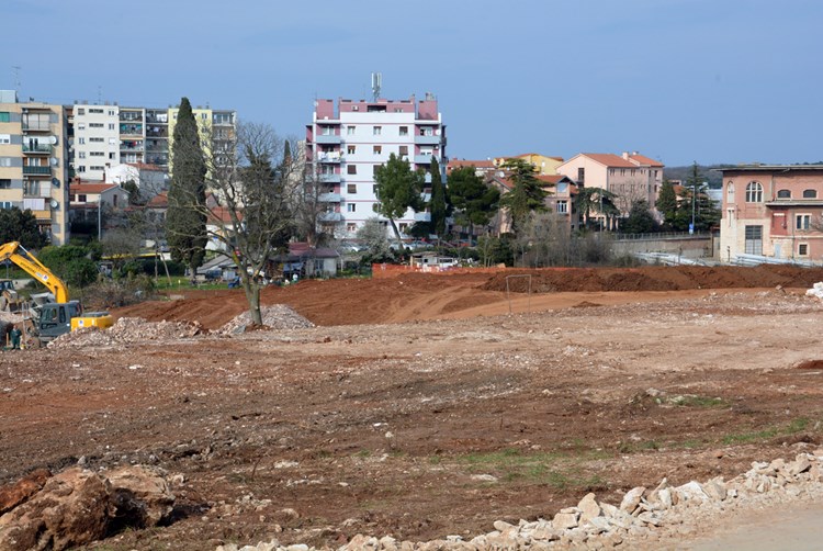 Dvije parcele pored sadašnjeg gradilišta nove bolnice rezervirane su za gradnju dva doma umirovljenika (D. MEMEDOVIĆ)