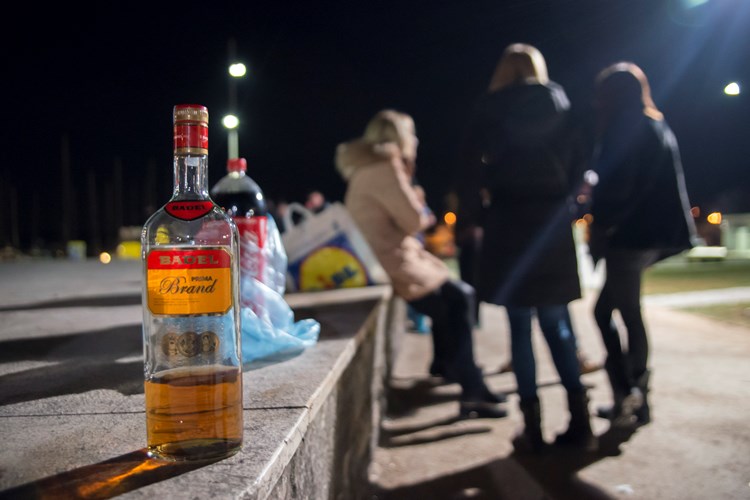 U Odluci o komunalnom redu Grada Pule konzumiranja alkohola na javnoj površini nije zabranjeno (Arhiva)