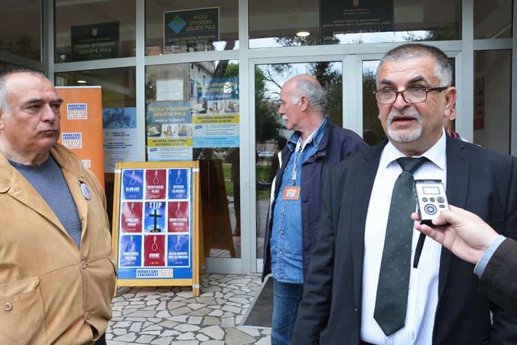 Predsjednik istarskih laburista Damir Ilić s kolegama pred burzom rada u Puli (Danilo MEMEDOVIĆ)