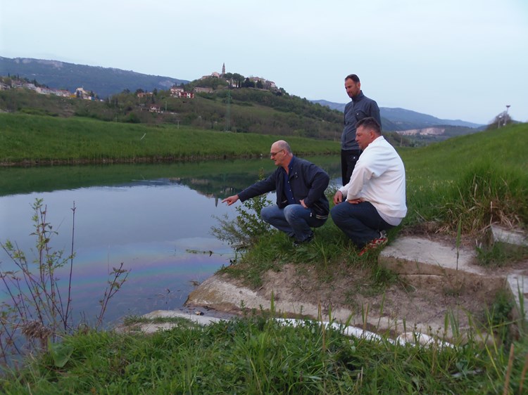Ribolovci ŠRD "Mrena" zabrinuti zbog onečišćenja Mirne (G. ČALIĆ ŠVERKO)