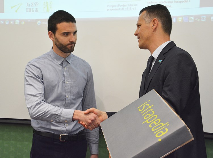 Župan Flego uručuje nagradu prvonagrađenom Tomislavu Sadriću (D. MEMEDOVIĆ)