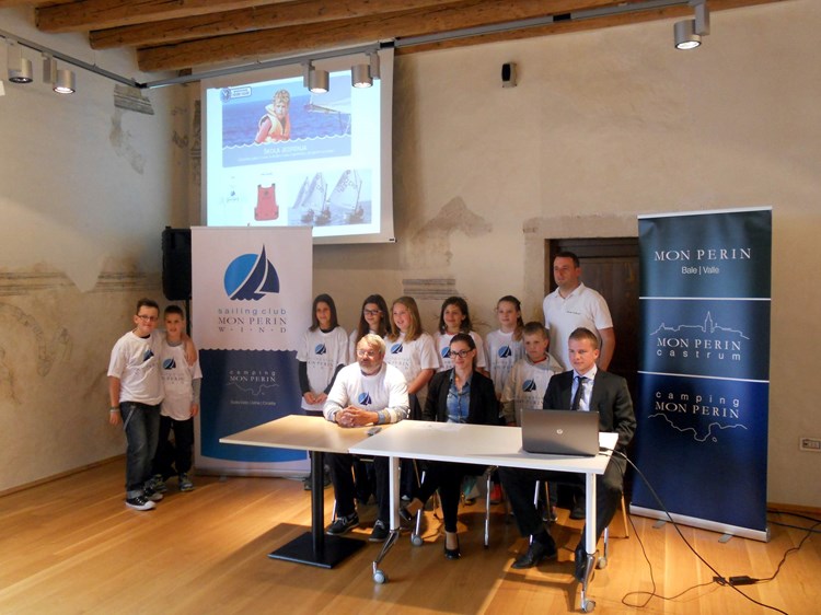 Alvise Benussi, Martina Poropat i Massimo Piutti u društvu mladih jedriličara (N. O. R.)