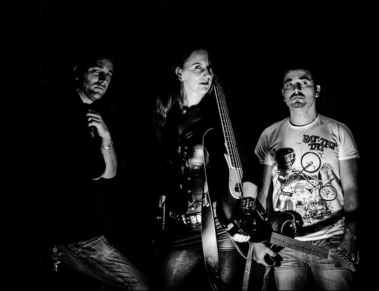 Pulski rock cover trio CherryBombz