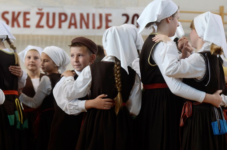 Na 1. Maloj smotri folklora Istarske županije sudjelovalo više od 200 malih folkloraša (D. ŠTIFANIĆ)