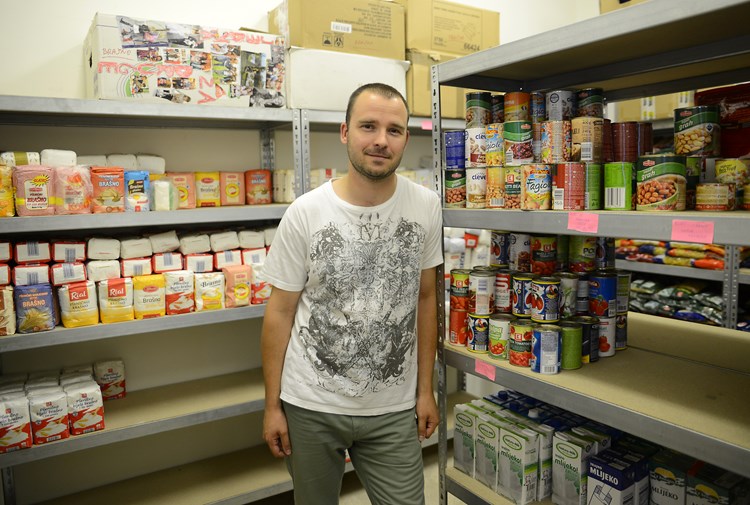 Igor Loparić u skladištu u kojem se prikuplja hrana koja uskoro kreće na put (M. ANGELINI)