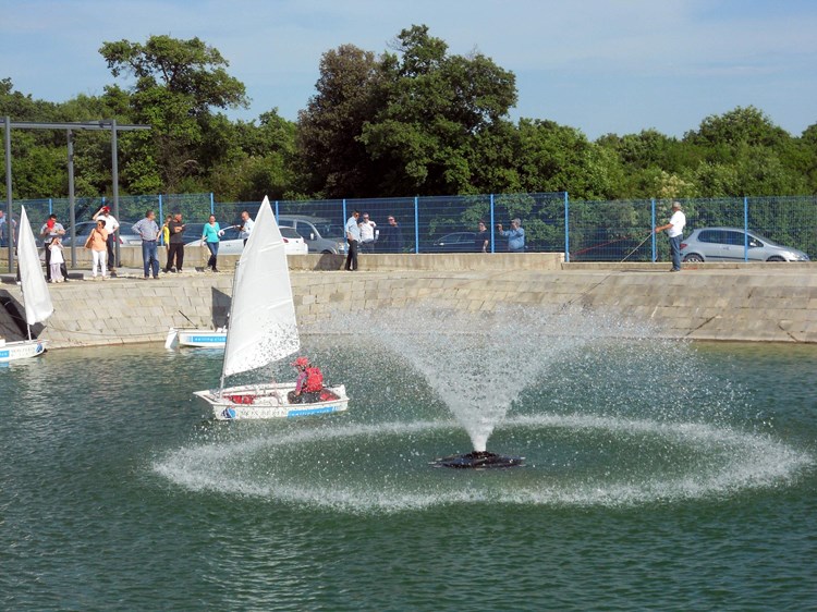 Površina bazena zaprima oko 1.500 kubika vode koja se nakon obrade koristi za zalijevanje sportskih terena (N. O. R.)