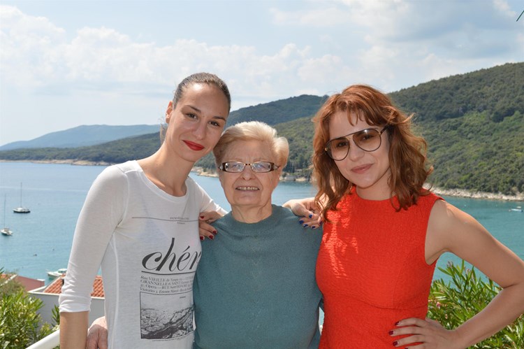 Sa sestrom Tajanom i nonom Gracijelom na terasi nad morem (A. ŠĆULAC)