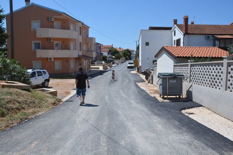 Novi asfalt u ulici Kapovica (D. MEMEDOVIĆ)