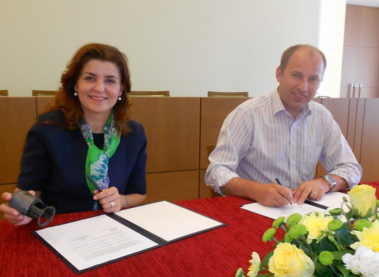 Blaženka Mičević i Renato Krulčić potpisuju Ugovor o zakupu prostora podružnice Agencije za poljoprivredno zemljište (M. RIMANIĆ