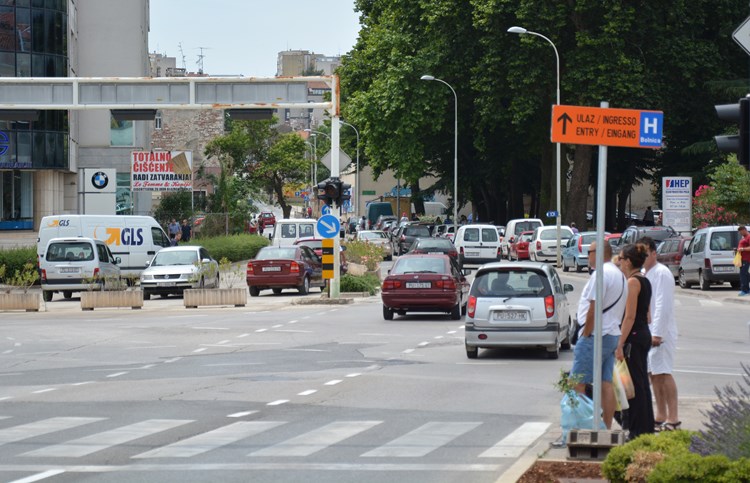 Na Trgu Republike usmjerava se u Marulićevu ulicu (N. LAZAREVIĆ)