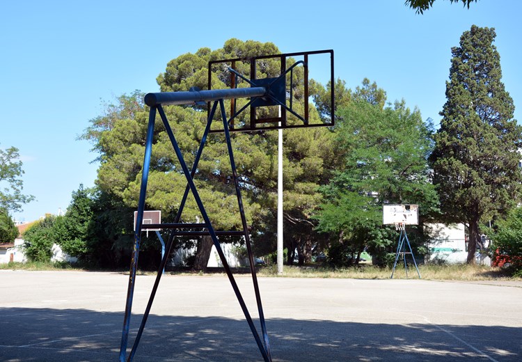 Košarkaško igralište više sliči na smetlište (N. LAZAREVIĆ)