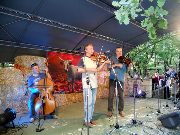 Željko Farkaš na bajsu, Marino Kranjac i Dario Marušić, na violinama