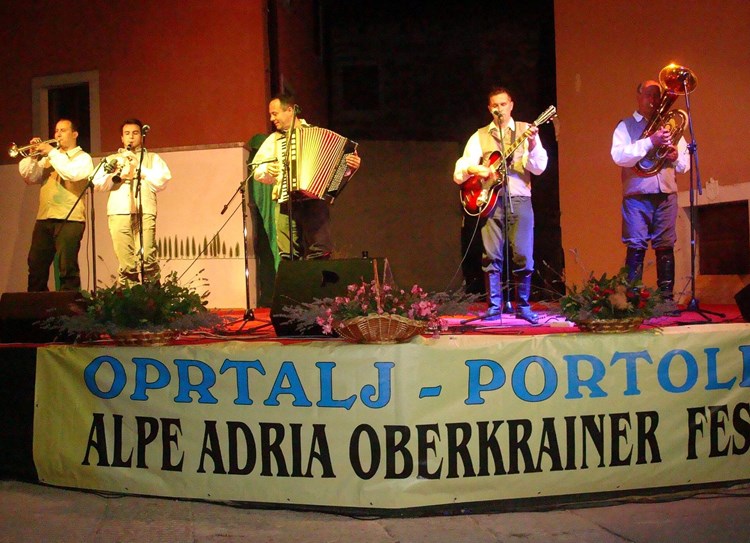 Osam glazbenih sastava nastupilo je na oberkrainer festu