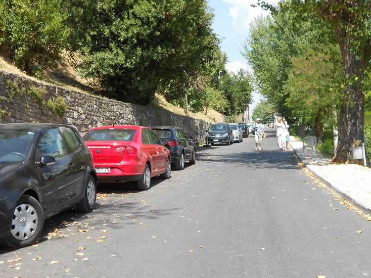 Umjesto parkiranja pod zidom, proširit će se parkiralište ispod Gornjeg groblja (D. ŠIŠOVIĆ)