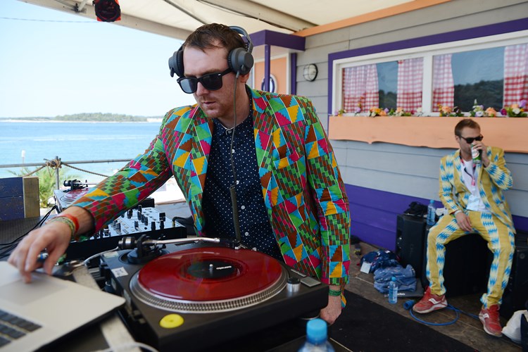 Osebujan DJ tandem na plaži u podne (M. ANGELINI)