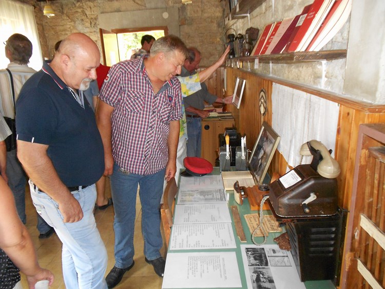 Željezničari gledaju eksponate koje je izložio njihov kolega Jovo Aćimović (M. RIMANIĆ)