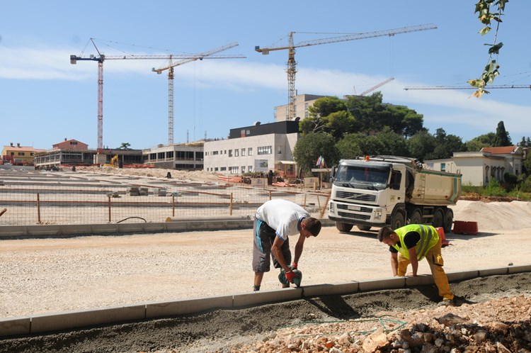 Radnici ubrzano rade na gradilištu Santoriove ulice (D. ŠTIFANIĆ)