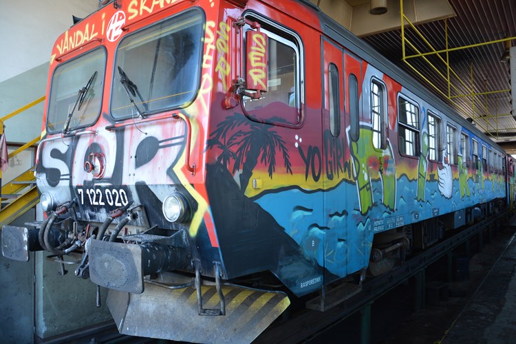 Vlakovi su svi išarani grafitima (D. MEMEDOVIĆ)