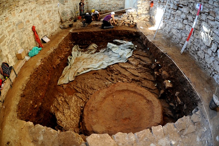 Podovi i vatrišta histarskih kuća u temeljima Arheološkog muzeja Istre (M. MIJOŠEK)