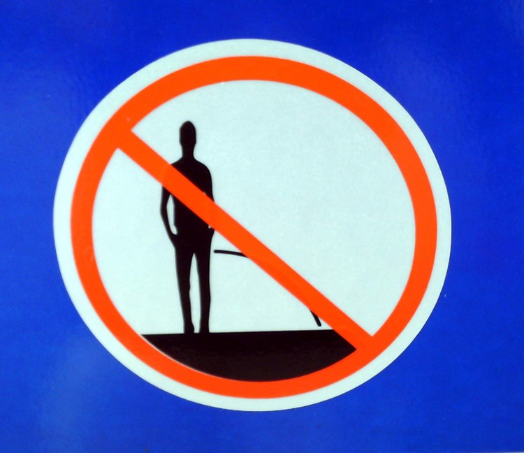 Znak zabrane obavljanja male nužde postavljen u Dvigradu (A. D.)