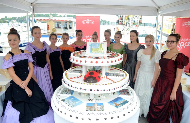 Golema torta podijeljena u Rovinju u povodu Svjetskog dana turizma (D. ŠTIFANIĆ)