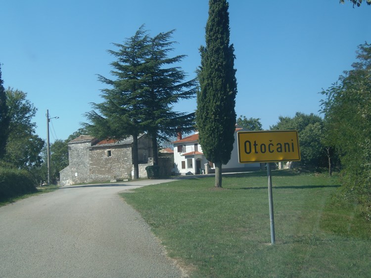 Ulaz u selo Otočani (M. ĆURIĆ)