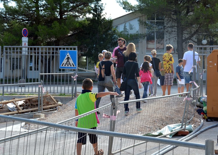 Parkiralište škole sada je pješačka zona i zabranjen parking (N. LAZAREVIĆ)