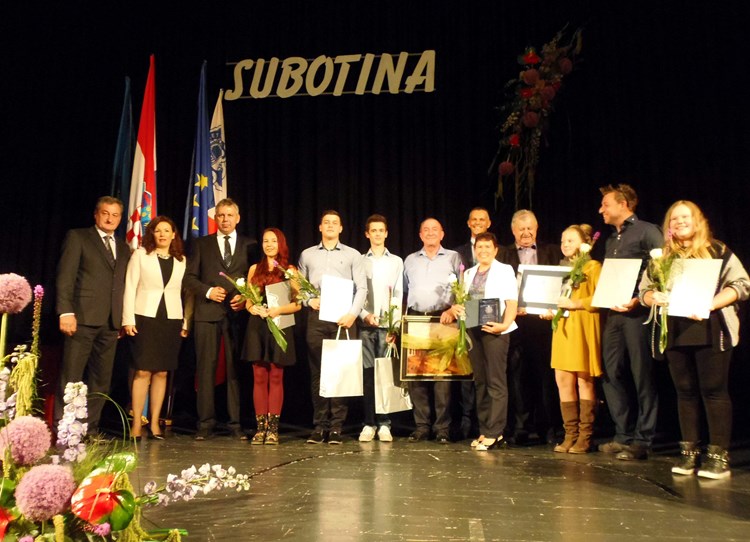 Laureati sa gradskim predstavnicima (G. ČALIĆ ŠVERKO)
