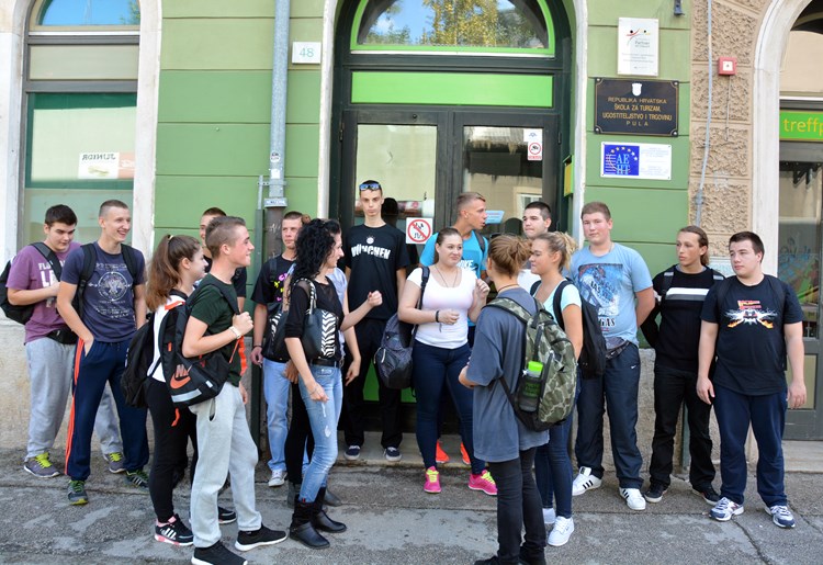 Učenici pred školom - bojkotirali nastavu zbog poslijepodnevne smjene (N. LAZAREVIĆ)