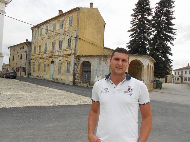 Općinski načelnik Marko Ferenac pred zgradom nekadašnje škole u Vižinadi (M. RIMANIĆ)