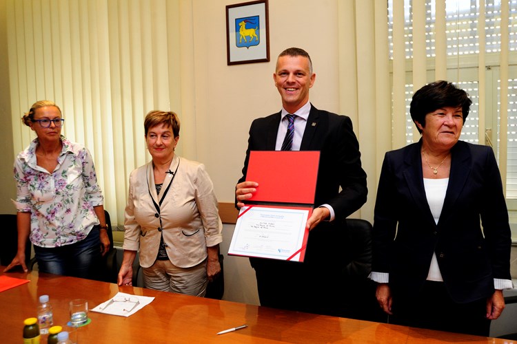 Župan je Povelju potpisao uz prisustvo članica Povjerenstva za ravnopravnost spolova (M. MIJOŠEK)