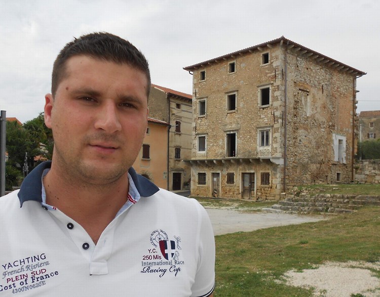 Marko Ferenac uz kuću Maraston u Vižinadi (M. RIMANIĆ)