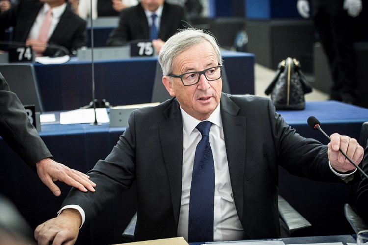 Zrakoplov u kojem su bili Juncker i Tusk prizemljen je zbog sigurnosnih razloga (AFP)