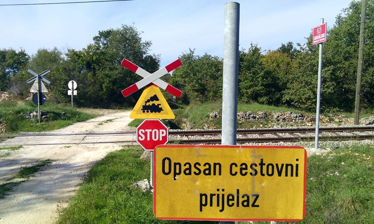 Željeznički prijelaz Švogari - Vidulini označen je znakovima, ali nema rampe