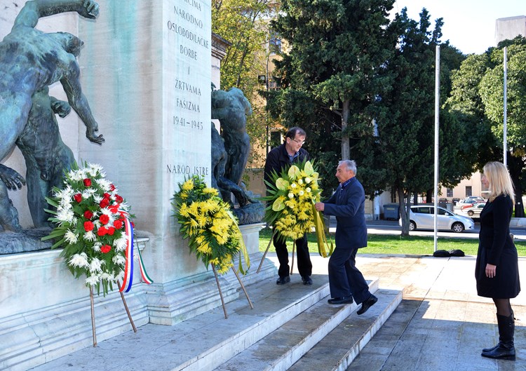 Polaganje vijenaca na spomenik u pulskom Titovom parku (D. MEMEDOVIĆ)