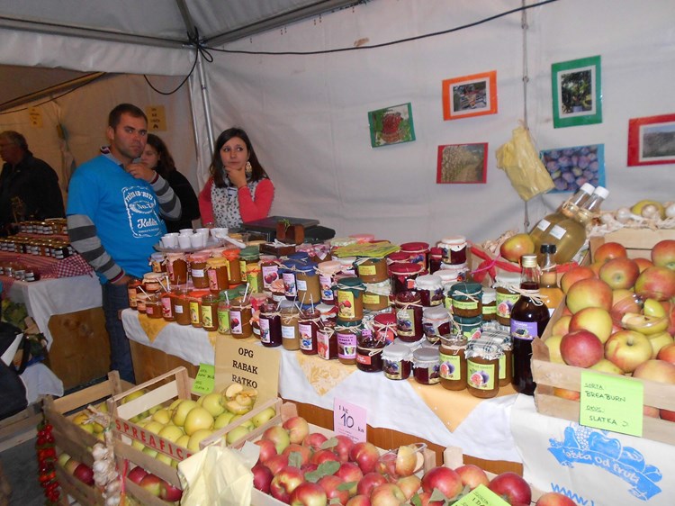 Na Fešti od fruti u Kaldiru svoje je proizvode izložilo 12 obiteljskih poljoprivrednih gospodarstava kaldirskog kraja (Davor ŠIŠ