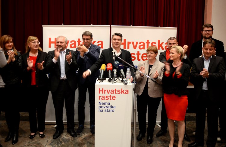 Predsjednik SDP-a i aktualni premijer Zoran Milanović zajedno s predstavnicima na listi koalicije Hrvatska raste (D. ŠTIFANIĆ)