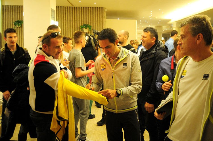 NAJVEĆA ZVIJEZDA – Alberto Contador podijelio je na desetke autograma (M. MIJOŠEK)