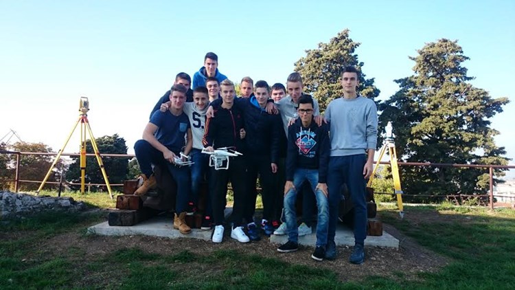 Učenici Tehničke škole Pula sa dronom