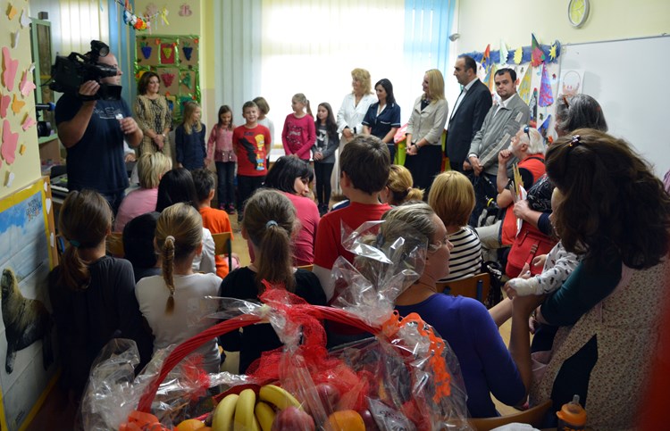 Učenici OŠ Vidikovac programom razveselili male bolesnike (N. LAZAREVIĆ)