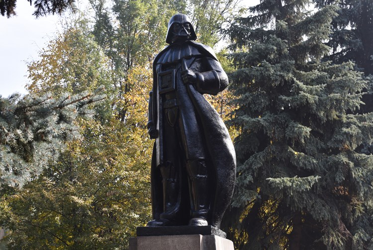 Vaderovu statuu izradio je ukrajinski umjetnik Aleksander Milov (AFP)